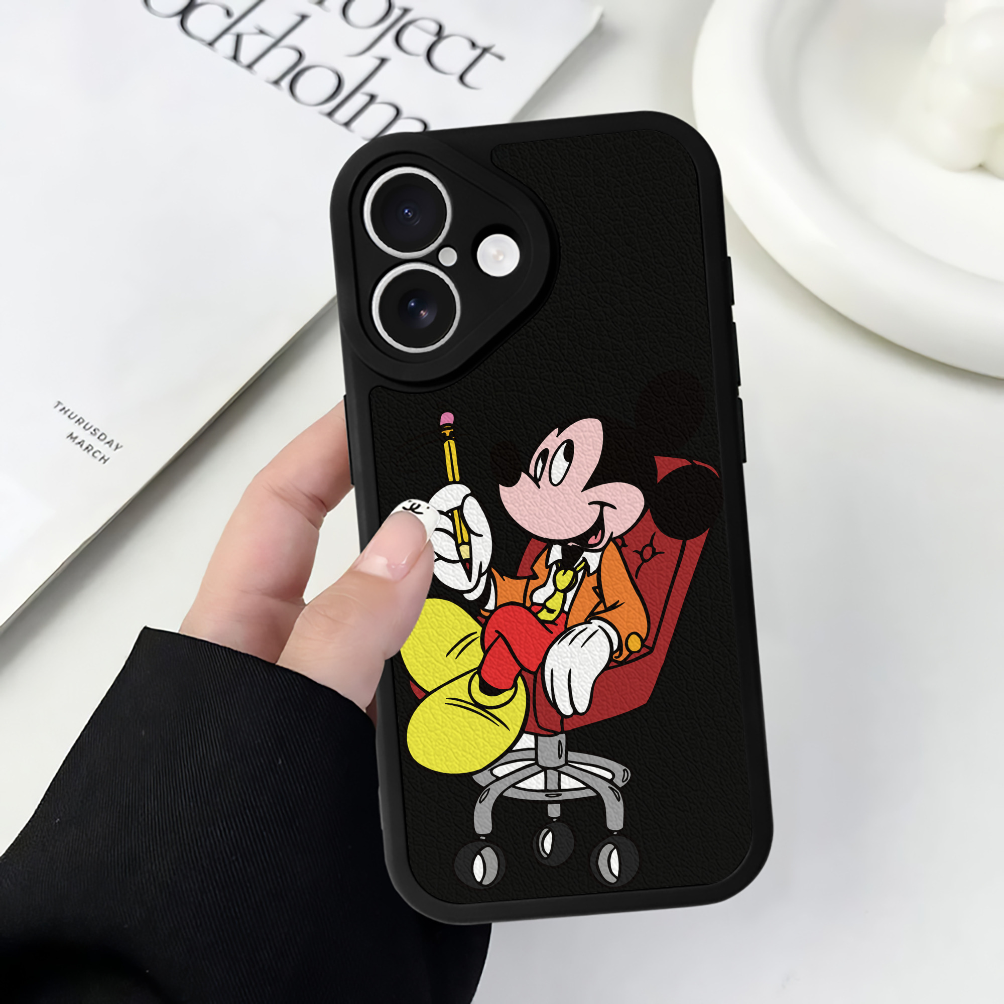 （画像用） ミッキーマウス Mickey Mouse 【iPhone 16シリーズ対応】シリコンスマホケース（レザー調） 材質：シリコン